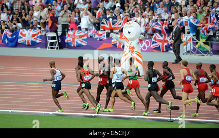 Giochi Olimpici di Londra - giorno 15. Il Mo Farah della Gran Bretagna vince la finale maschile di 5000m il giorno quindici dei Giochi Olimpici di Londra nello Stadio Olimpico di Londra. Foto Stock