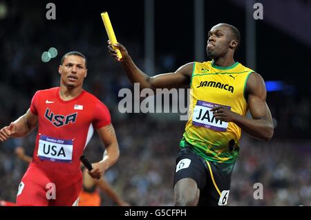 Il bullone Usain della Giamaica supera il traguardo mentre il suo team vince la finale di relè 4 x 100 m da uomo durante il giorno 15 delle Olimpiadi di Londra 2012. Allo Stadio Olimpico di Londra Foto Stock