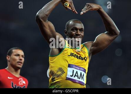 Il bullone Usain della Giamaica supera il traguardo mentre il suo team vince la finale di relè 4 x 100 m da uomo durante il giorno 15 delle Olimpiadi di Londra 2012. Allo Stadio Olimpico di Londra Foto Stock