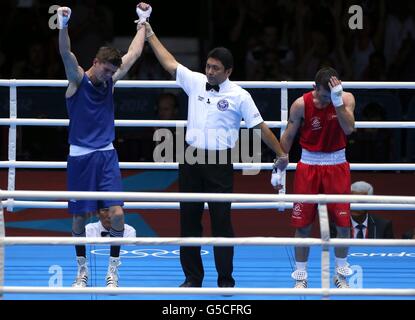 Luke Campbell della Gran Bretagna vince (a sinistra) contro John Joe Nevin dell'Irlanda (a destra) dopo la finale maschile di Bantam Boxing 56 kg all'Excel Center di Londra, il giorno 15 delle Olimpiadi di Londra del 2012. Foto Stock