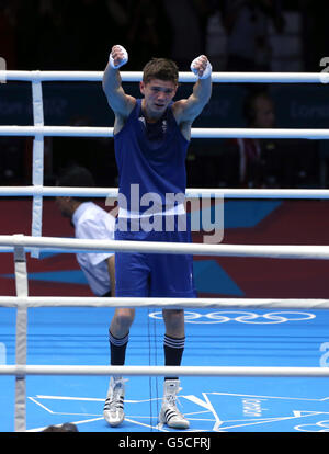 Luke Campbell della Gran Bretagna festeggia dopo aver vinto contro John Joe Nevin irlandese nella finale di Boxing Bantam 56 kg presso l'Excel Center di Londra, il giorno 15 delle Olimpiadi di Londra del 2012. Foto Stock