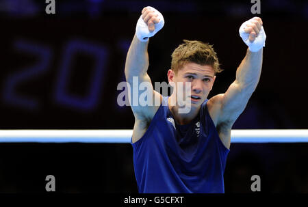 Luke Campbell della Gran Bretagna festeggia la sconfitta di John Joe Nevin in Irlanda nella finale di Bantam 56 kg di Boxing maschile all'Excel Center di Londra, il giorno 15 delle Olimpiadi di Londra del 2012. Foto Stock