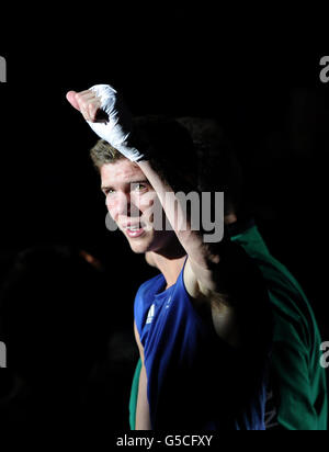 Luke Campbell della Gran Bretagna festeggia la sconfitta di John Joe Nevin in Irlanda nella finale di Bantam 56 kg di Boxing maschile all'Excel Center di Londra, il giorno 15 delle Olimpiadi di Londra del 2012. Foto Stock