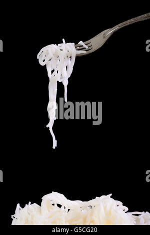 Riso tagliatelle su sfondo nero Foto Stock