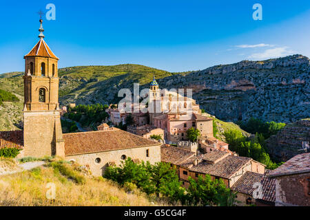 Chiesa di Santiago e sullo sfondo la Cattedrale di San Salvador. Albarracin, Teruel, Aragona, Spagna, Europa Foto Stock