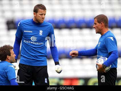 Il coach John Vaughan (a destra) della città di Birmingham parla con il portiere Colin Doyle (al centro) durante il riscaldamento Foto Stock