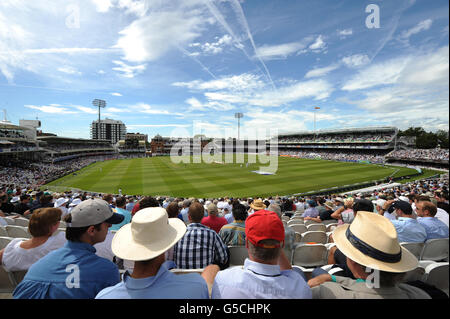 Cricket - 2012 Investec Test Series - terzo Test - Inghilterra / Sud Africa - Day Two - Lord's. Visione generale degli spettatori che guardano l'Inghilterra contro il Sud Africa durante il terzo Investec Test Match al Lord's Cricket Ground, Londra. Foto Stock