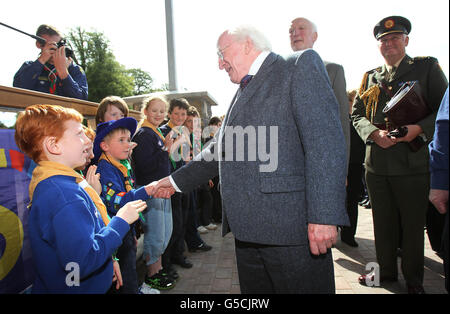 Il presidente Michael D Higgins incontra Beaver Scouts all'apertura ufficiale del nuovo Castle Saunderson International Scout Centre a Co Cavan, Irlanda. Foto Stock