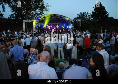 Corse di cavalli - Notte di corsa e Musica - Ippodromo di Lingfield Park. I Beatles Bootleg! Spettacolo al Lingfield Park Foto Stock