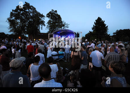 Corse di cavalli - Notte di corsa e Musica - Ippodromo di Lingfield Park. I Beatles Bootleg! Spettacolo al Lingfield Park Foto Stock