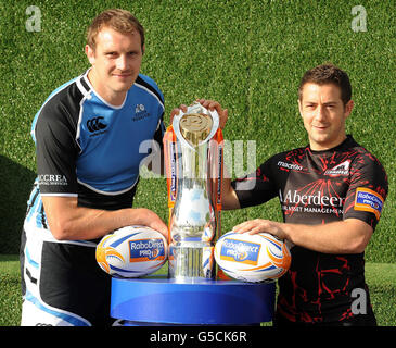 Greig Laidlaw di Edimburgo e al Kellock di Glasgow (a sinistra) con il trofeo durante il lancio del RaboDirect PRO12 al Riverside Museum di Glasgow. Foto Stock