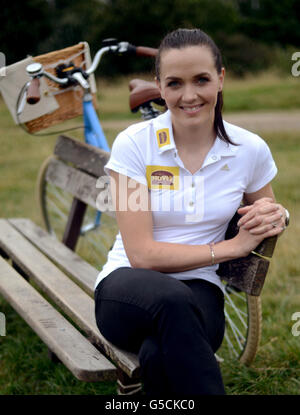 Victoria Pendleton, ambasciatore dell'Olimpiadi Gold e di Hovis, lancia il nuovo sito Web e concorso di Hovis Cycle Maps, che incoraggia la nazione a tornare sulle loro moto e a godersi uno stile di vita più sano, ad Hampstead Heath, nel nord di Londra. Foto Stock