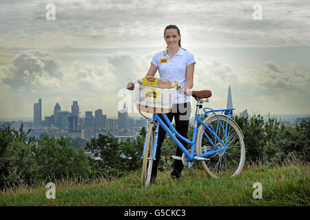 Victoria Pendleton, ambasciatore dell'Olimpiadi Gold e di Hovis, lancia il nuovo sito Web e concorso di Hovis Cycle Maps, che incoraggia la nazione a tornare sulle loro moto e a godersi uno stile di vita più sano, ad Hampstead Heath, nel nord di Londra. Foto Stock