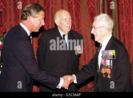 Il Principe del Galles saluta Joseph Lynch (a destra) che ha ricevuto la George Cross al Victoria Cross e la George Cross Association Reunion Luncheon al Liberal Club, Whitehall, Londra. Foto Stock