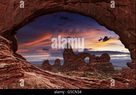 Finestra del nord Arco e Arco della torretta al tramonto, il Parco Nazionale di Arches, Utah, Stati Uniti d'America Foto Stock