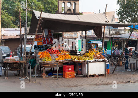 Negozio di frutta sul mercato in Agra Foto Stock