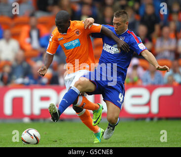 Nouha Dicko di Blackpool e Luke Chambers di Ipswich Town (a destra) durante la partita del campionato della Npower Football League a Bloomfield Road, Blackpool. Foto Stock