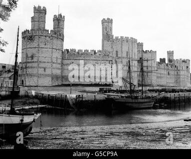 Una vista edoardiana del castello di Caernarvon nel Galles del Nord, parte della catena di fortificazioni costruite dal re inglese Edoardo i nel 13 ° secolo per soggiogare il gallese ribelle. L'architettura fu influenzata dalle mura teodosiane di Costantinopoli. Foto Stock