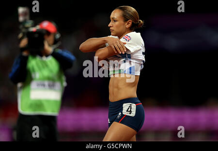 La Gran Bretagna Jessica Ennis si prepara nei suoi 800 metri prima di vincere l'oro nell'eptathlon il giorno otto dei Giochi Olimpici di Londra 2012. Foto Stock