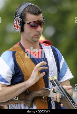 Giochi Olimpici di Londra - giorno 10. Edward Ling della Gran Bretagna durante il Trap Men Competition alla Royal Artillery Barracks di Woolwich, Londra. Foto Stock