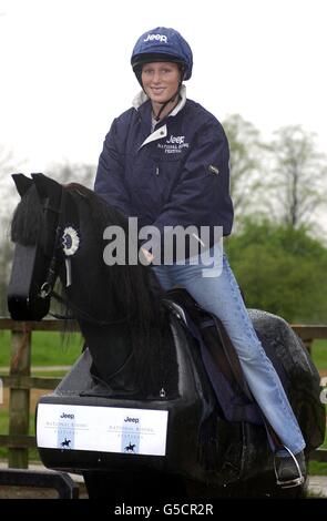 Zara Phillips con cavallo meccanico 'Trigger' a Hyde Park, nel centro di Londra durante il lancio di una missione di raccolta fondi per dare a 20,000 bambini delle scuole primarie la possibilità di cavalcare un cavallo per la prima volta nell'ambito del Festival Nazionale di Equitazione della Jeep. * il festival si svolge da giugno ad agosto. Foto Stock