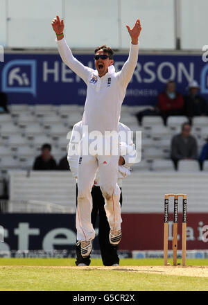 Kevin Pietersen in Inghilterra festeggia dopo aver preso il wicket del sudafricano Jacques Rudolph durante la seconda prova di Investec a Headingley Carnegie, Leeds. Foto Stock