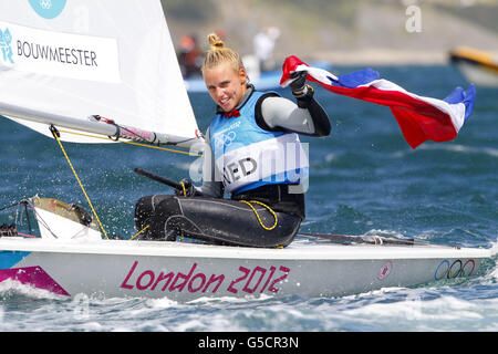 La ragazza del medaglia d'oro della Gran Bretagna ben Ainslie, olandese Marit Bouwmeester è visto dopo la gara di laser Radial Class di Weymouth. Foto Stock