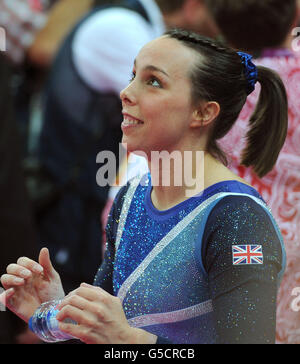 Il Beth Tweddle della Gran Bretagna reagisce dopo la sua routine nella finale Women's Unifled Bar, a North Greenwich Arena, Londra, durante il giorno 10 delle Olimpiadi di Londra del 2012. Foto Stock