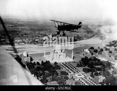 IL TAJ MAHAL 1932: Una foto scattata da un altro aereo (ala a sinistra) che mostra un aereo americano che sorvola il famoso Taj Mahal ad Agra, India settentrionale. In aereo ci sono Richard Halliburton, l'autore, e Moye Stephens, che stanno facendo un viaggio lento del mondo in aereo. Foto Stock