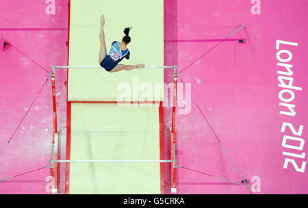 Il Beth Tweddle della Gran Bretagna compete nella finale delle Women's Unifled Bar, a North Greenwich Arena, Londra, durante il giorno 10 delle Olimpiadi di Londra del 2012. Foto Stock