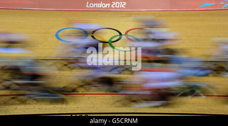 Giochi Olimpici di Londra - giorno 10. I piloti della Women's Omnium 20km Race passano gli anelli olimpici il giorno dieci dei Giochi Olimpici al Velodrome di Londra. Foto Stock