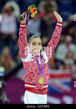 Aliya Mustafina della Russia si pone con la sua medaglia d'oro dopo la finale irregolare femminile di Ginnastica artistica alla North Greenwich Arena di Londra Foto Stock
