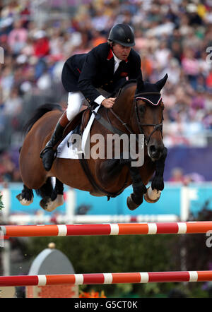 Il Gran Bretagna Nick Skelton cavalcare Big Star durante il Equestrian Team Jumping, a Greenwich Park, durante il giorno 10 delle Olimpiadi di Londra del 2012. Foto Stock