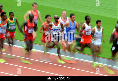 Great Britains Mo Farah (al centro) in azione nel primo round di 5000m allo Stadio Olimpico di Londra. Foto Stock