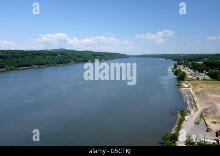 Vista del fiume Hudson da passerella su Hudson in Upstate New York Foto Stock