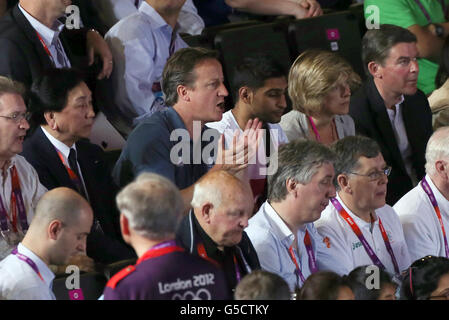 Il primo ministro David Cameron come Nicola Adams della Gran Bretagna compete contro Chungneijang Mery Kom Hmangte dell'India durante la semifinale della Women's Boxing Fly (48-51 kg) al centro Excel, Londra, il dodicesimo giorno delle Olimpiadi di Londra del 2012. Foto Stock