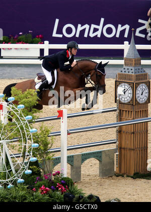 Nick Skelton della Gran Bretagna su Big Star durante il singolo Jumping Final Round A a Greenwich Park, il dodicesimo giorno delle Olimpiadi di Londra del 2012. Foto Stock