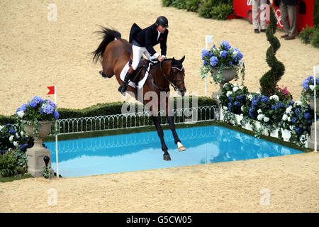 Nick Skelton della Gran Bretagna in sella alla Big Star durante il singolo salto finale turno A al Greenwich Park, il dodicesimo giorno delle Olimpiadi di Londra del 2012. Foto Stock