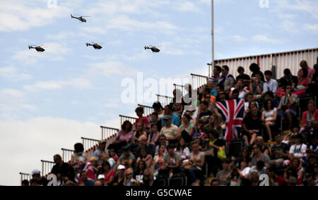 Una formazione di elicotteri sorvola la pista BMX nel Parco Olimpico, il dodicesimo giorno delle Olimpiadi di Londra del 2012. Foto Stock