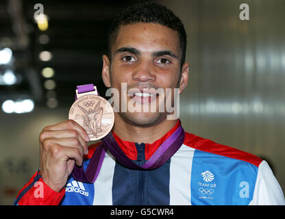 Giochi Olimpici di Londra - giorno 15. Anthony Ogogo della Gran Bretagna con la sua medaglia di bronzo Men's Middle (75 kg) all'Excel Arena, il giorno 15 delle Olimpiadi di Londra del 2012. Foto Stock