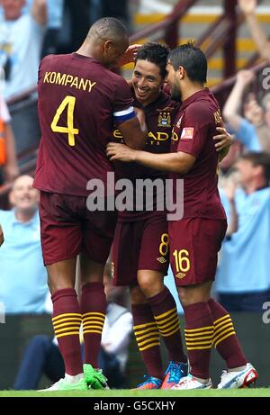 Il Samir Nasri (centro) di Manchester City celebra il suo terzo gol Del gioco con i compagni di squadra Vincent Kompany (a sinistra) e Sergio Aguero Foto Stock