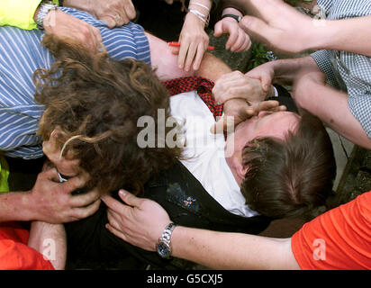 John Prescott circondato dai manifestanti Foto Stock