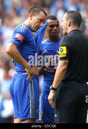 Calcio - fa Community Shield - Chelsea / Manchester City - Villa Park. John Terry di Chelsea (a sinistra) e Ashley Cole si lamentano dell'arbitro Kevin Friend (a destra) Foto Stock