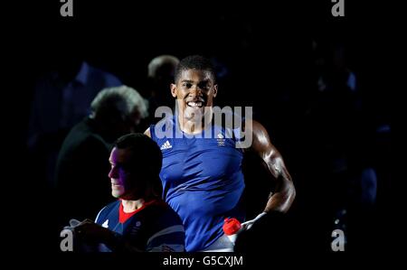 Anthony Joshua della Gran Bretagna celebra la sua vittoria contro Roberto Cammarelle in Italia nella finale di Men's Boxing Super Heavy (+91 kg) all'Excel Arena, nell'ultimo giorno delle Olimpiadi di Londra 2012. Foto Stock