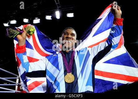 Anthony Joshua della Gran Bretagna festeggia con la sua medaglia d'oro dopo la finale Super Heavy Weight contro Roberto Cammarelle dell'Italia il sedicesimo giorno dei Giochi Olimpici all'Excel di Londra. Foto Stock