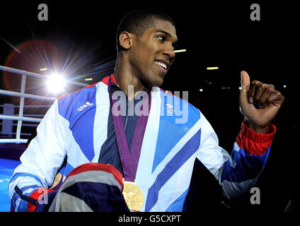 Anthony Joshua della Gran Bretagna festeggia con la sua medaglia d'oro dopo la finale Super Heavy Weight contro Roberto Cammarelle dell'Italia il sedicesimo giorno dei Giochi Olimpici all'Excel di Londra. Foto Stock