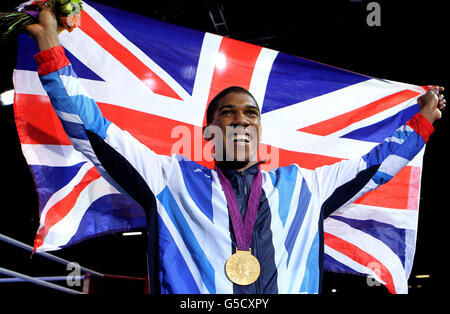 Anthony Joshua della Gran Bretagna festeggia con la sua medaglia d'oro dopo la finale Super Heavy Weight contro Roberto Cammarelle dell'Italia il sedicesimo giorno dei Giochi Olimpici all'Excel di Londra. Foto Stock