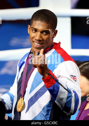 Anthony Joshua della Gran Bretagna celebra la sua vittoria contro Roberto Cammarelle in Italia nella finale di Men's Boxing Super Heavy (+91 kg) all'Excel Arena, nell'ultimo giorno delle Olimpiadi di Londra 2012. Foto Stock