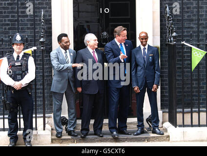 Calciatore brasiliano Pele (seconda sinistra) Vicepresidente brasiliano Michel Temer (terza sinistra) primo ministro David Cameron (seconda destra) e Mo Farah fuori 10 Downing Street a Londra per la fotocellula 'vertice della fame'. Foto Stock