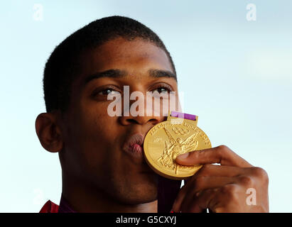 Anthony Joshua della Gran Bretagna festeggia con la sua medaglia d'oro dopo la finale Super Heavy Weight contro Roberto Cammarelle dell'Italia il sedicesimo giorno dei Giochi Olimpici all'Excel di Londra. Foto Stock